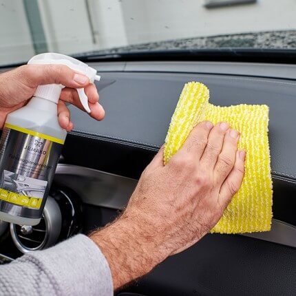 Reinigung von Hochglanzflächen in Fahrzeuginnenräumen