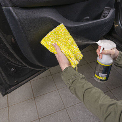 Reinigung von Hochglanzflächen in Fahrzeuginnenräumen